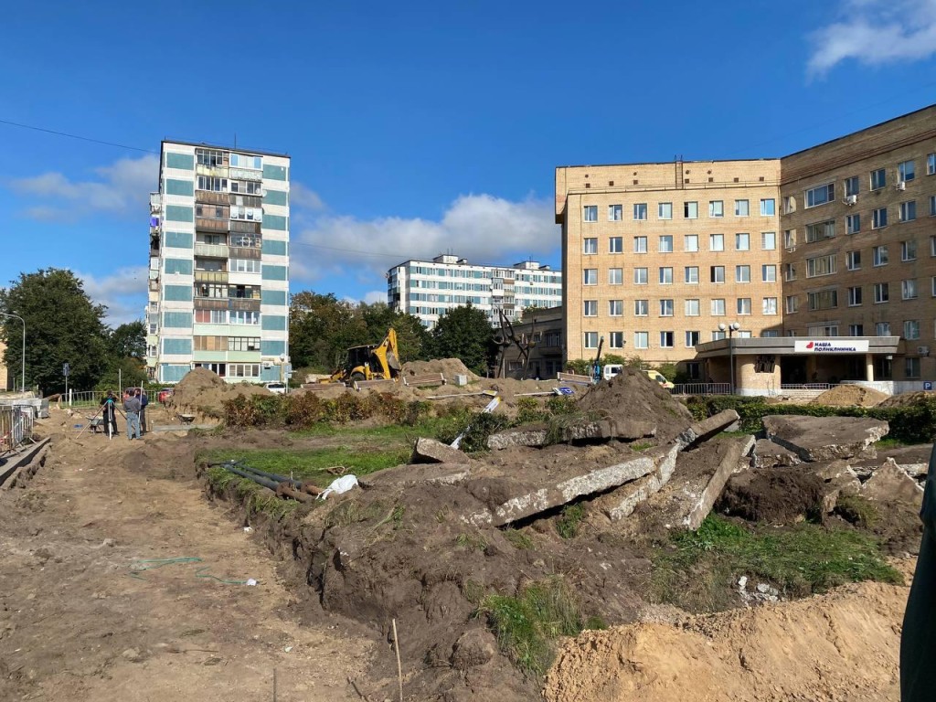 Стало известно, на каком этапе сейчас ремонт возле поликлиники