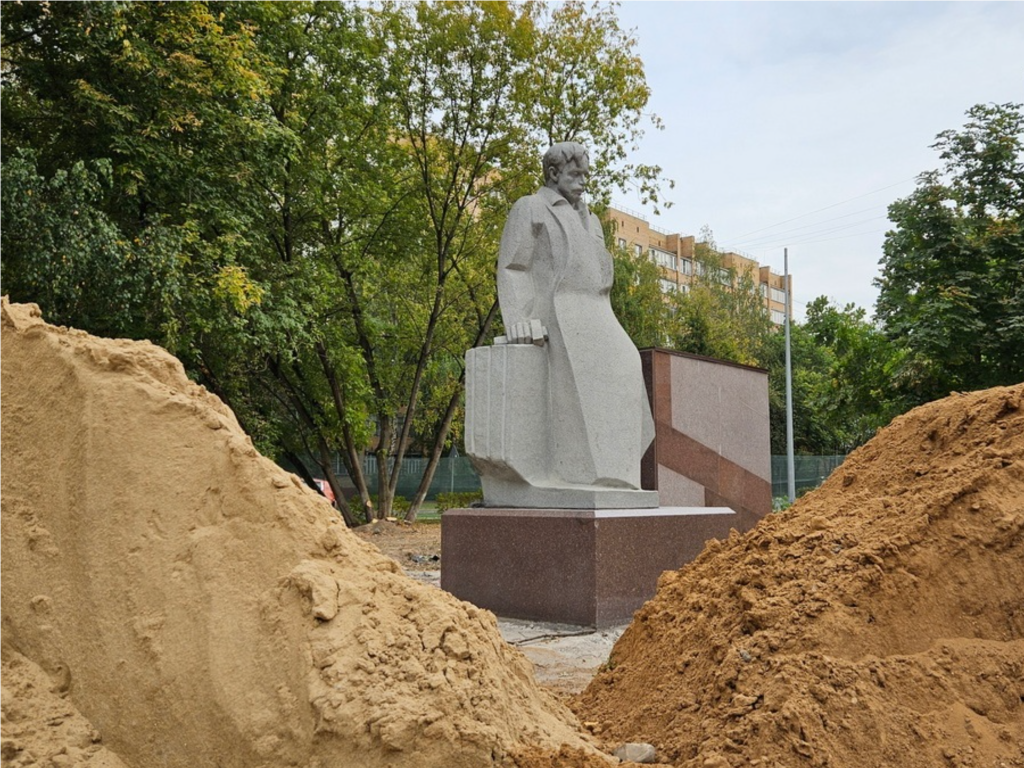 Скульптуру Мастера-Камнетеса подсветят в сквере Строителей