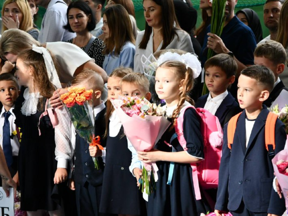 Первые звонки и напутственные слова прозвучали на торжественных линейках в школах