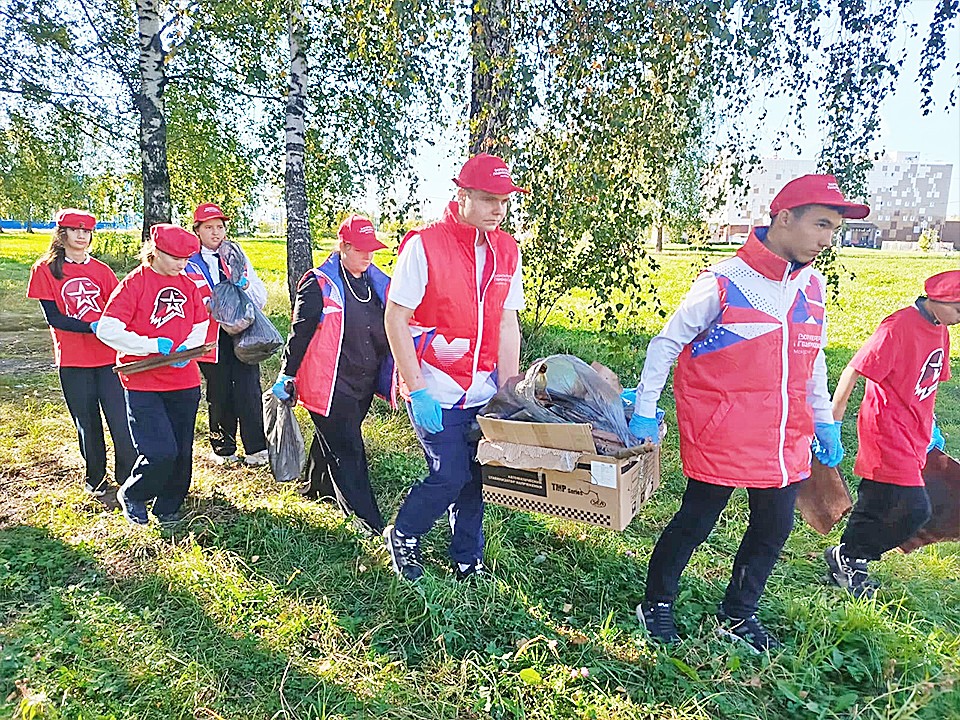 Волонтеры и юнармейцы очистили перелесок Ступина