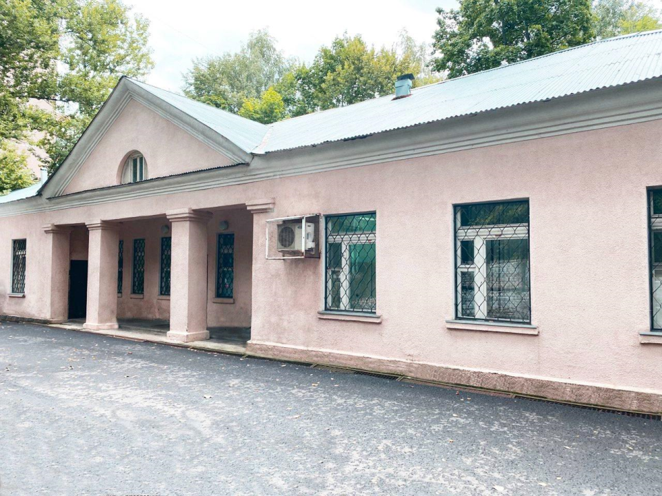 В Одинцовской больнице объяснили, почему пациенты лежат в коридорах