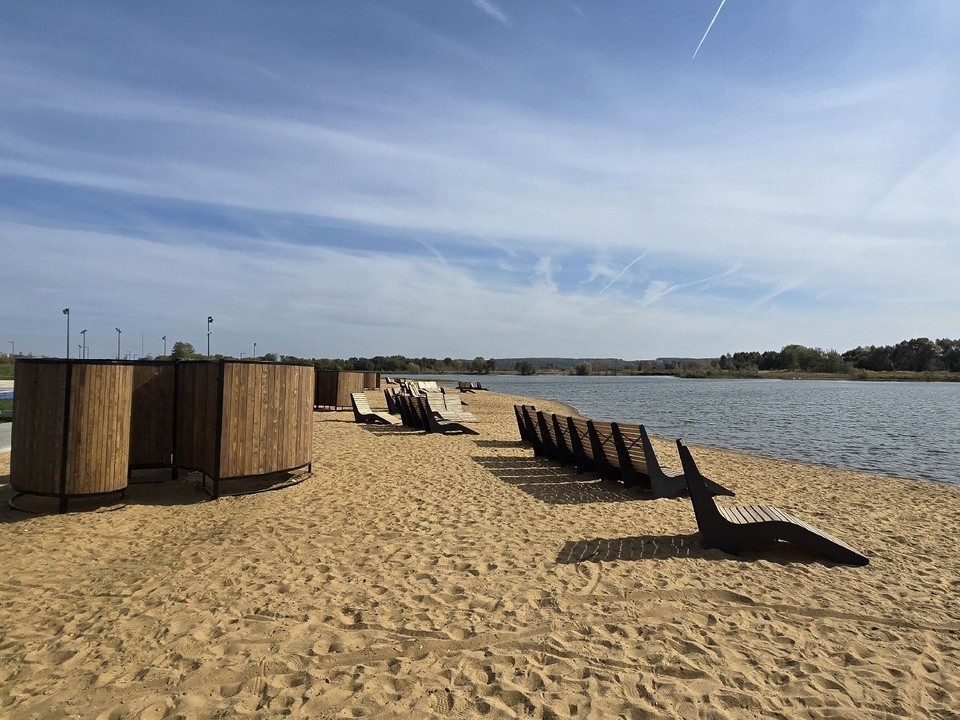 Шезлонги привезли на пляж карьера «Западный»