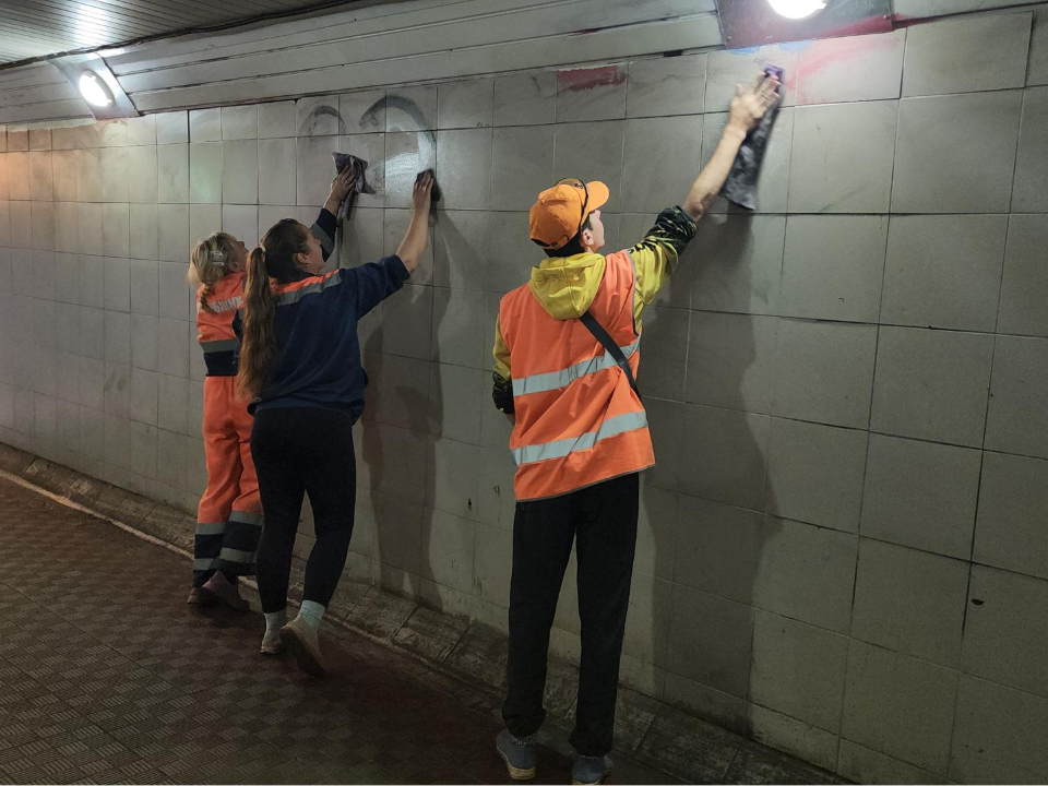 В переходе на Октябрьском проспекте коммунальщики удалили граффити горе-авангардистов