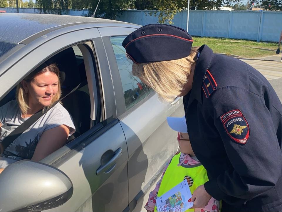 Дети из Шатуры вручили автомобилистам письма с просьбой быть внимательными на дороге