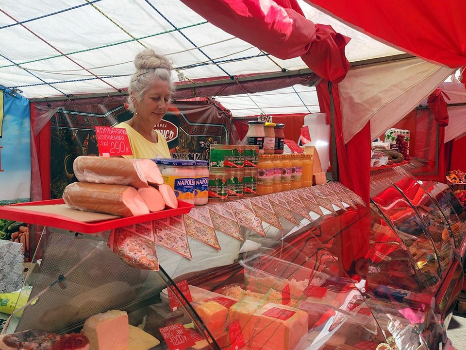 Более 40 сортов меда и фермерские сыры: в Звенигороде проходит ярмарка продуктов со всей России