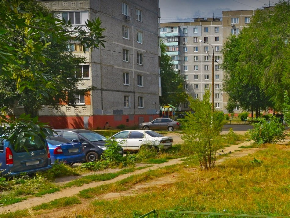 Дети закидывают яблоками машины в Новлянском микрорайоне