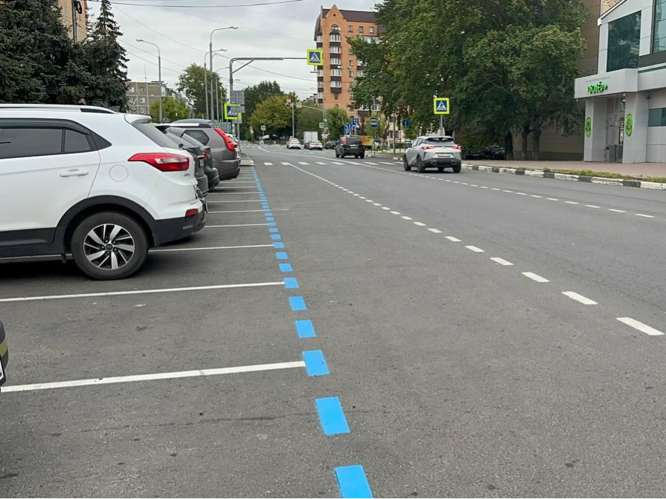 В сентябре на трех улицах обустроят новые зоны платной парковки