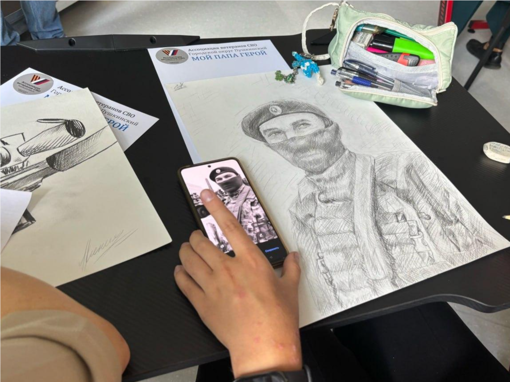 Школьники нарисовали портреты бойцов СВО для выставки