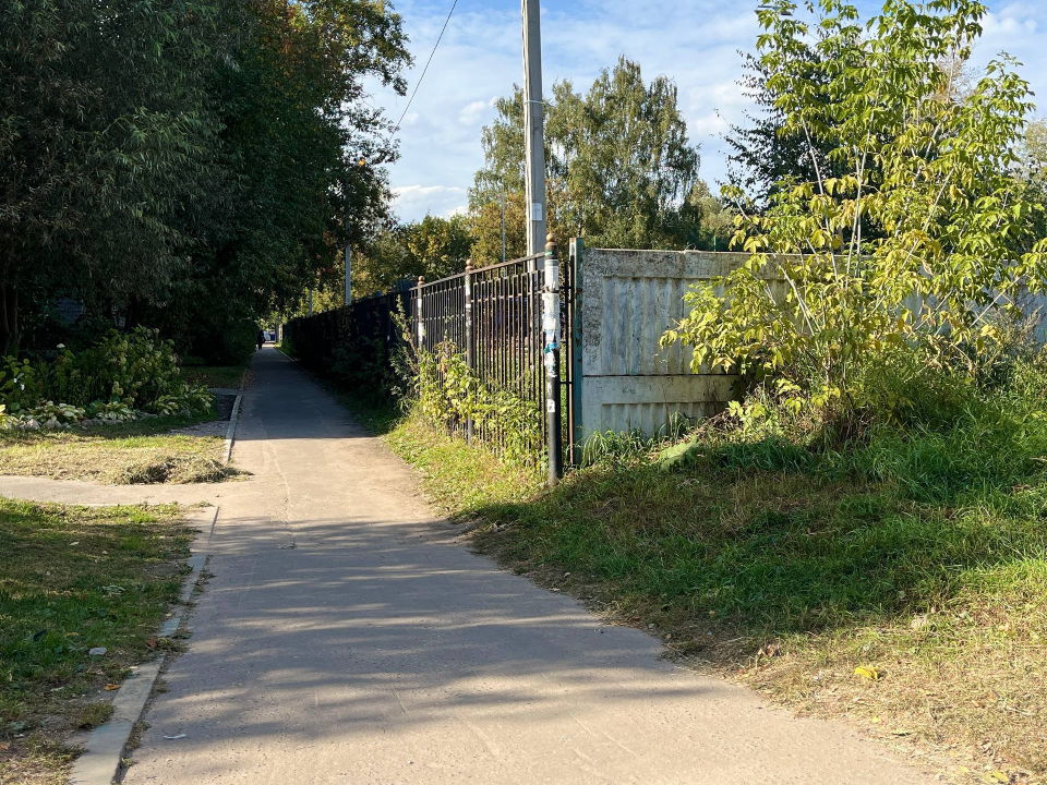 На ул. Чехова в поселке Малаховка отремонтируют тротуар и прочистят ливневый колодец