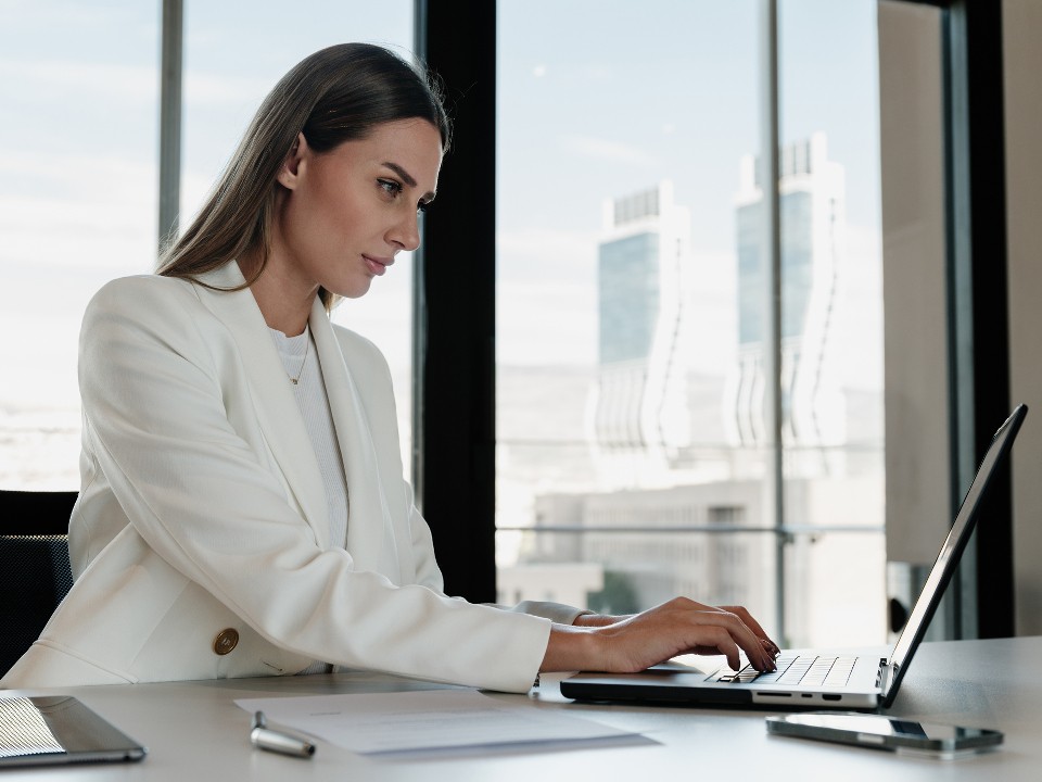 Дресс-код и макияж для офиса: стилист дал советы, как выглядеть на работе