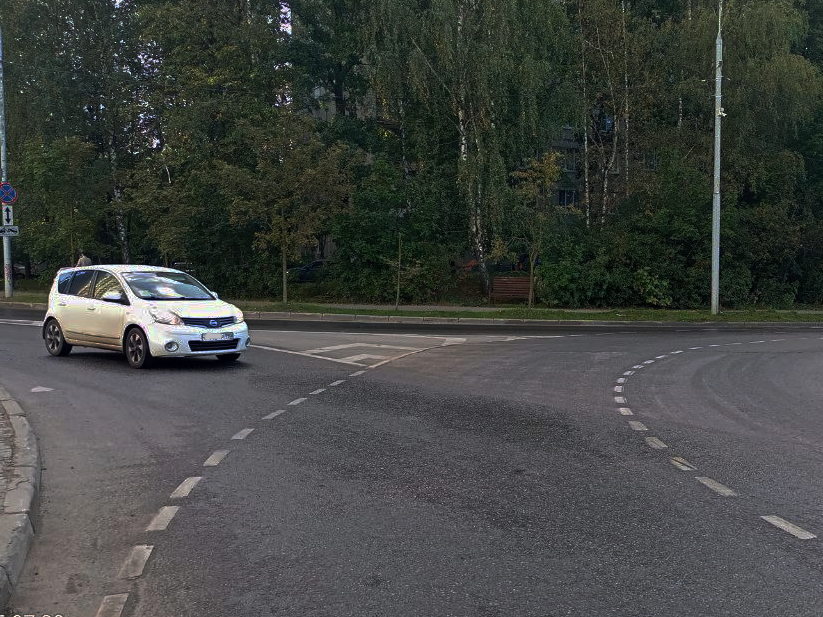 В Одинцове на дорожном кольце загадочно появилась скамейка