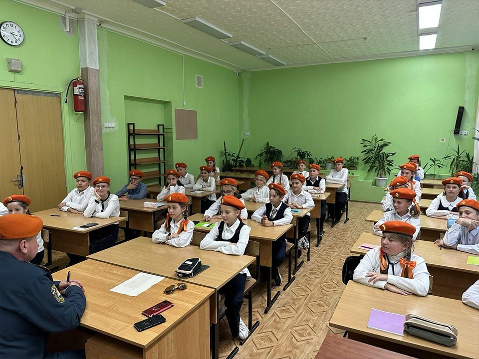 В школе №10 набрали класс будущих спасателей