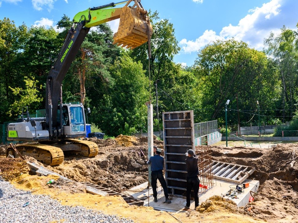 На стадионе «Полет» монтируют дренажную систему