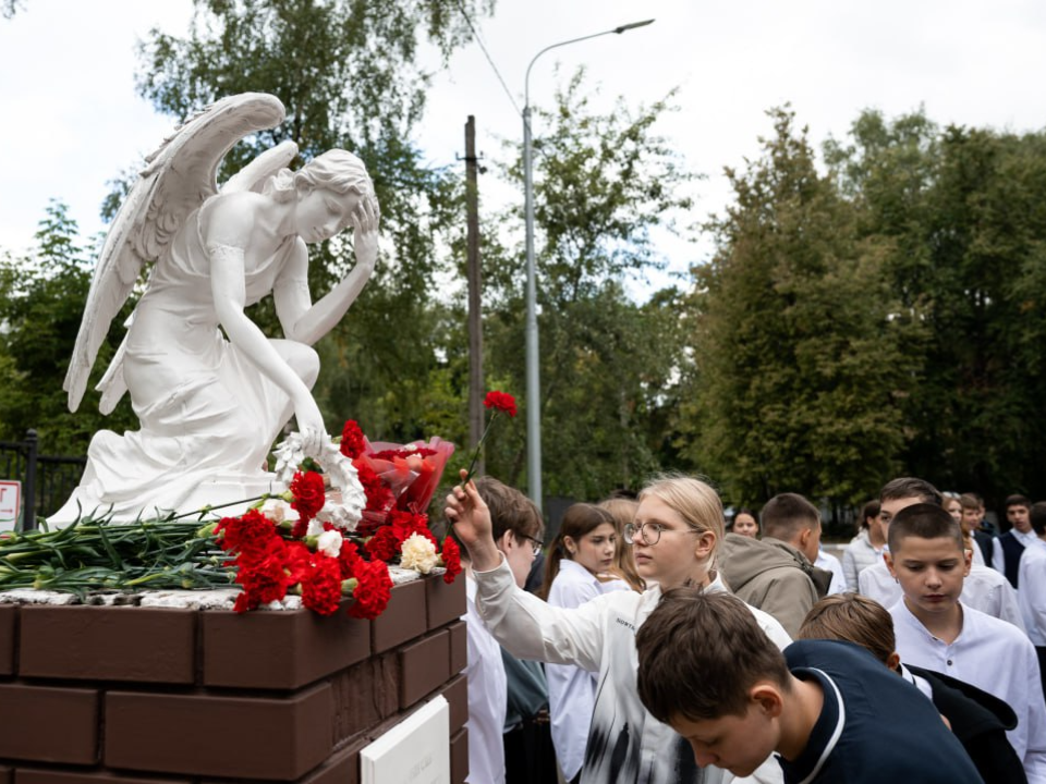 В школе №52 в Малаховке почтили память жертв трагедии в Беслане