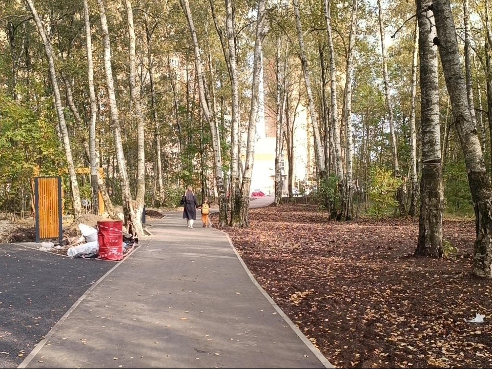 В Новом сквере на улице Борисова монтируют освещение