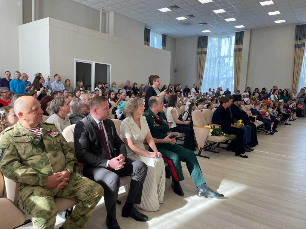 Праздничная линейка прошла в обновленном Ашукинском образовательном комплексе