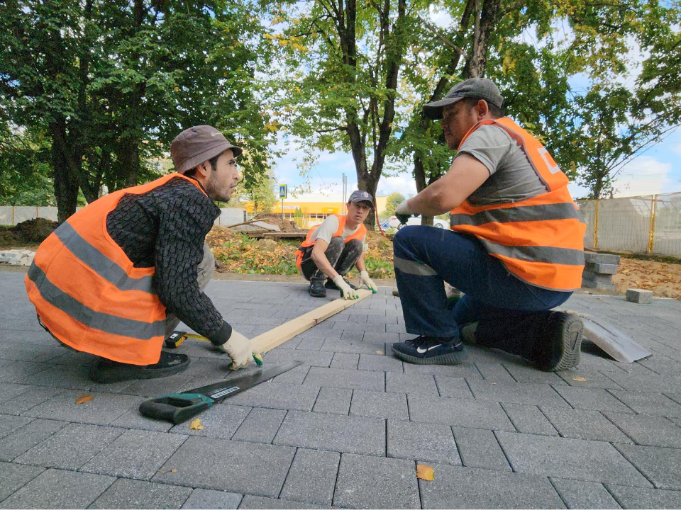 В сквере на Социалистической укладывают новую тротуарную плитку