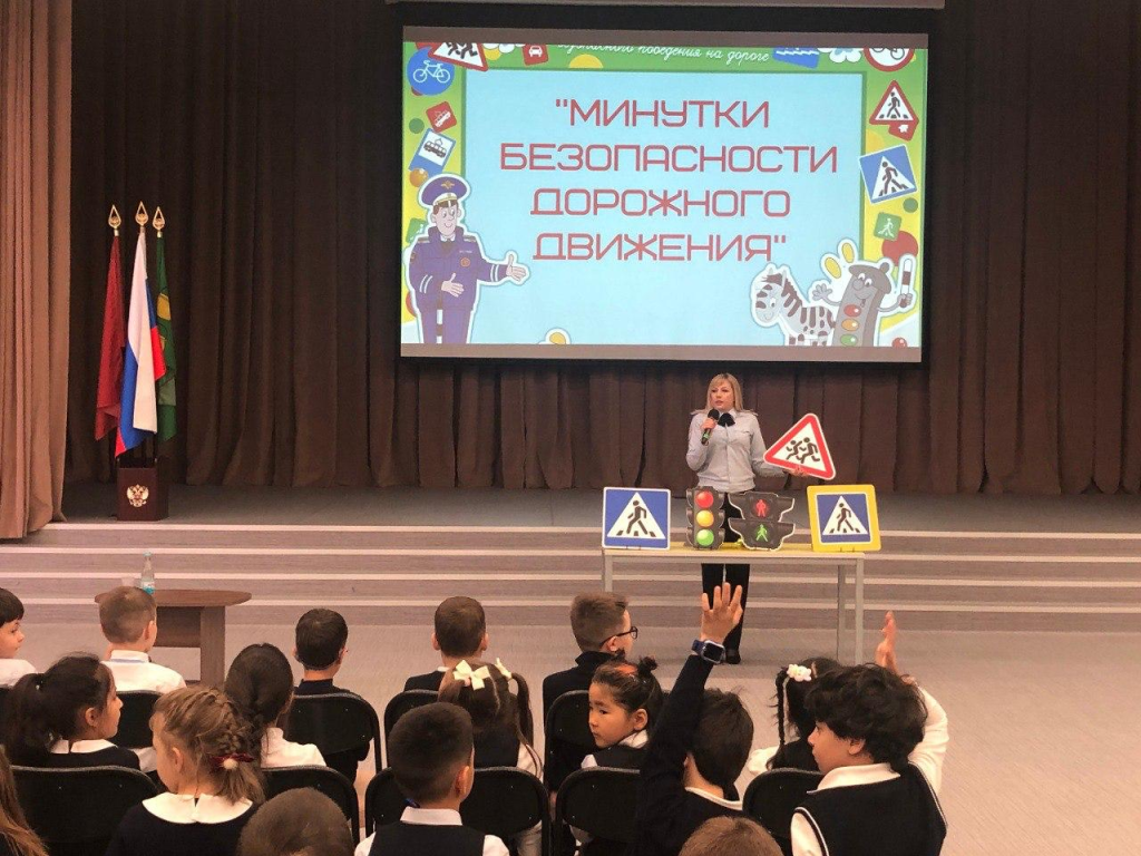 «Дорожные ловушки» показал инспектор ГИБДД школьникам в Котельниках