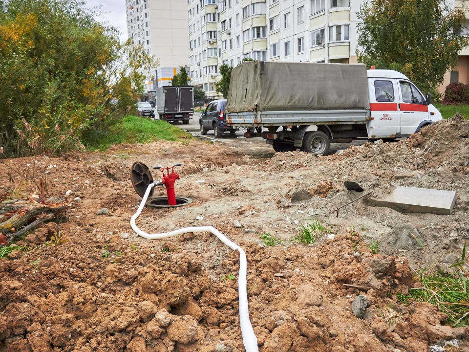 Систему водоснабжения в микрорайоне Рекинцо очистили с помощью гидропромывки
