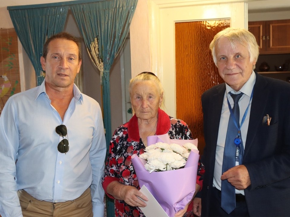 Подарки от губернатора и главы округа получила жительница Новолотошина