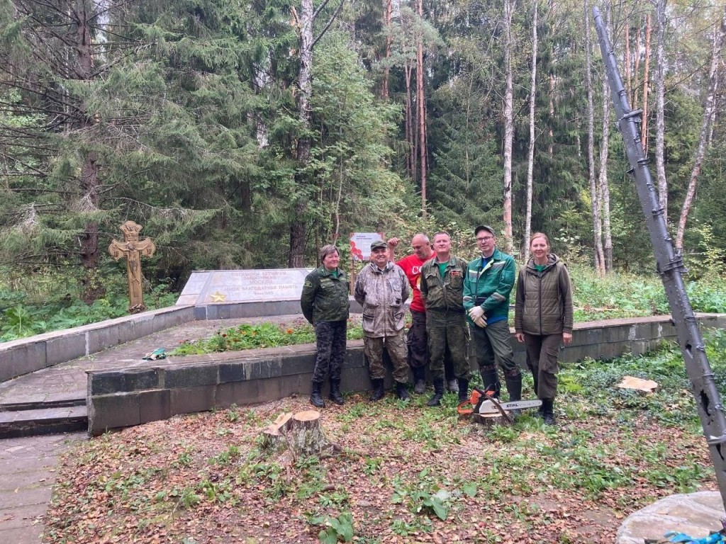 Сотрудники «Мособллеса» навели порядок у памятника летчику Лепешкину