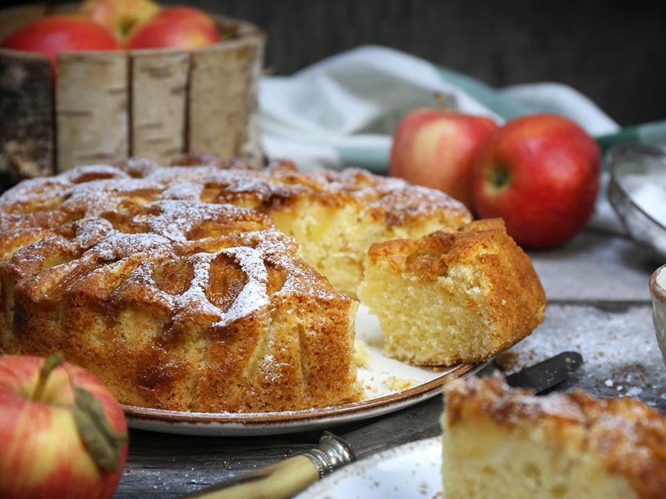 Как испечь вкусную шарлотку и какие яблоки подойдут