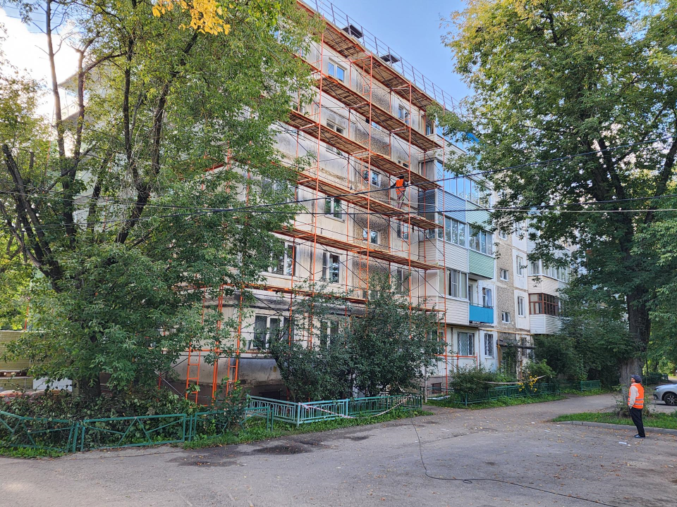 Капитальный ремонт фасада начался в доме на Гагарина