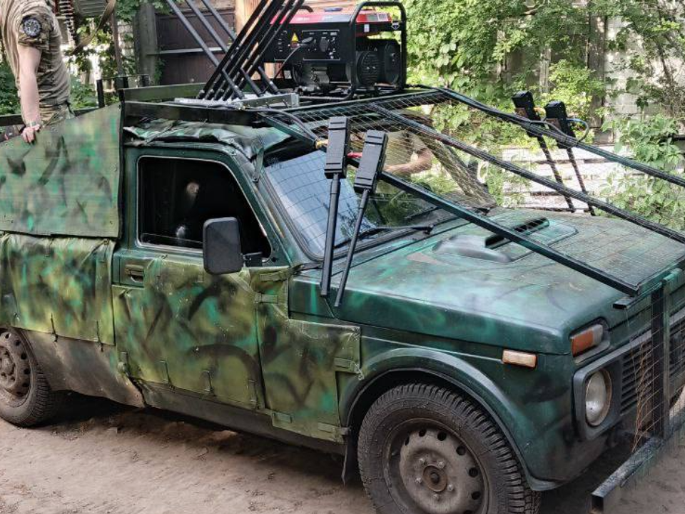 Бойцы из Павловского Посада переделали обычную Ниву в боевую