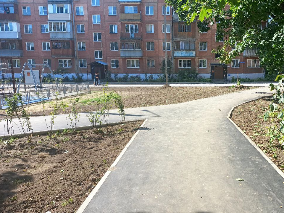 Во дворе на Пионерской улице укладывают асфальт на проездах