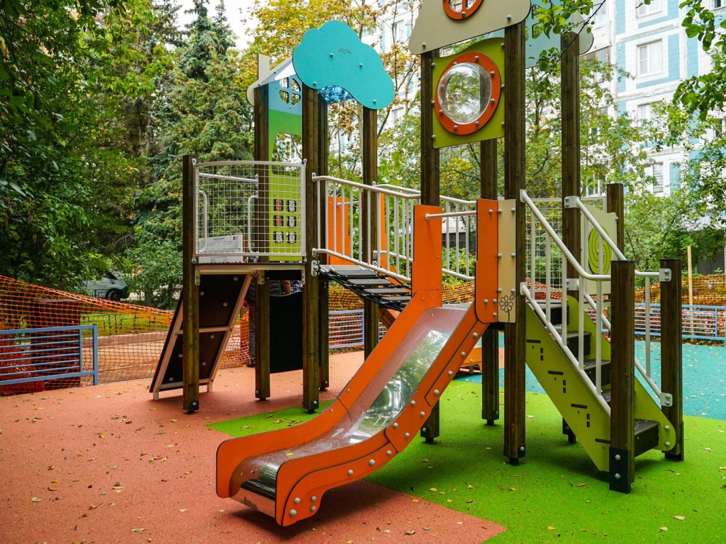 На улице Машинцева  установили появились новые игровые городки