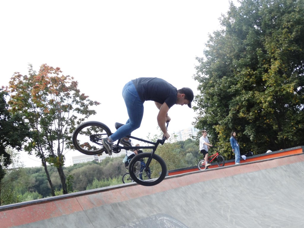 Современная скейт-площадка в Раменском парке собрала экстремалов города