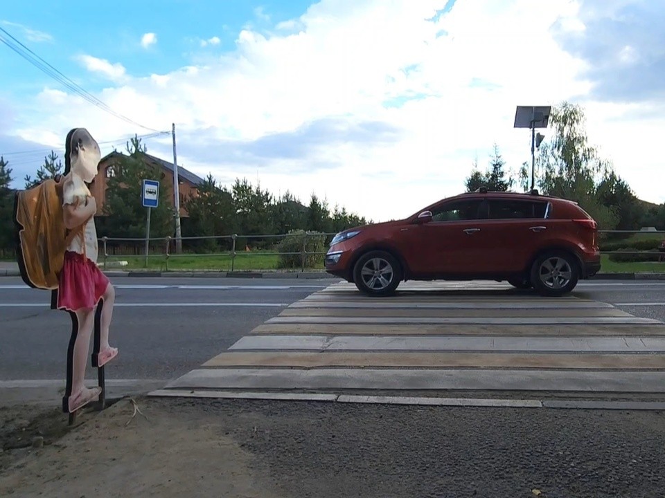 Картонному ребенку на Новомытищинском проспекте не дали раскиснуть от непогоды