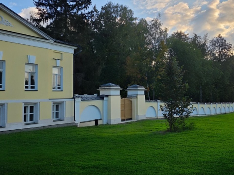 Часть уникальной ограды XVIII века отреставрировали в Усадьбе Гребнево