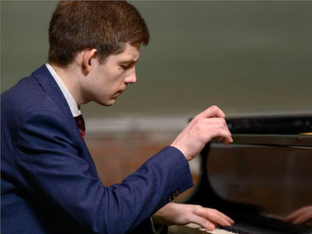 Педагог Эдуард Дьяченко из Красногорска победил во всероссийском конкурсе