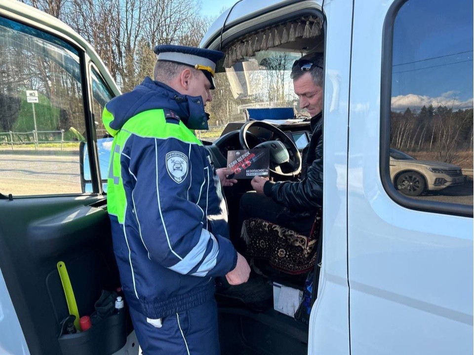 На Ленинградском шоссе инспекторы проверили более 60 грузовиков