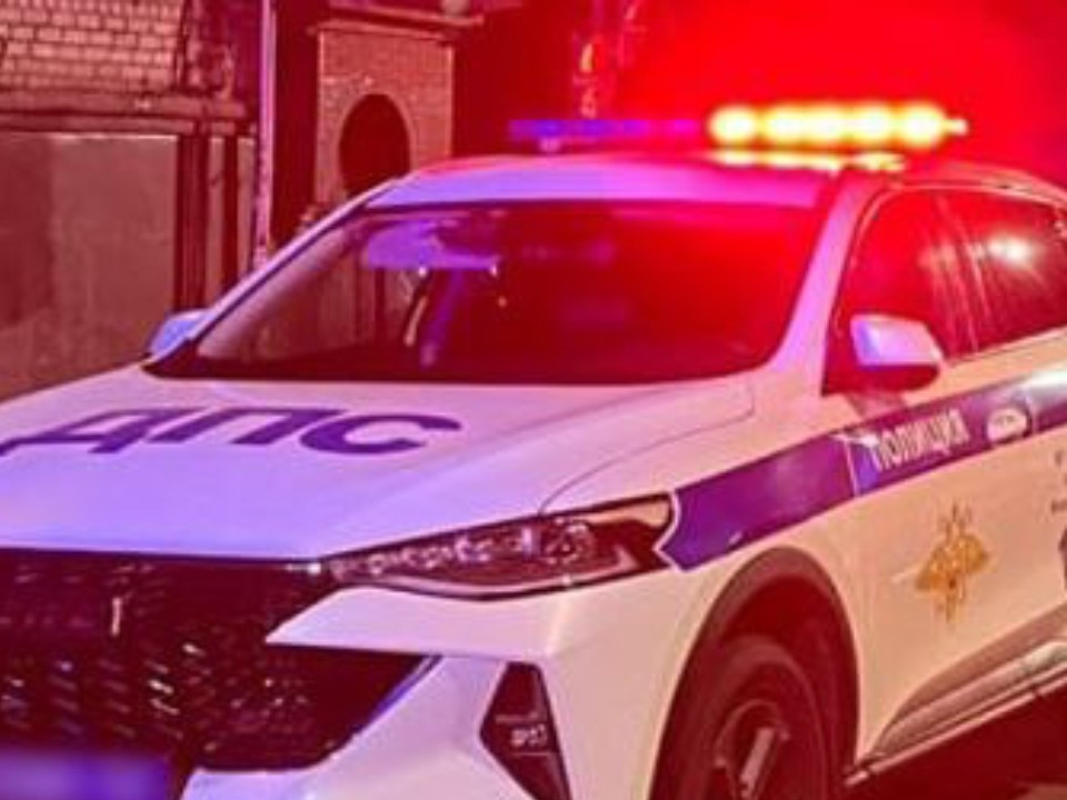 Оперативные службы помогли человеку, попавшему в ДТП в Подмосковье