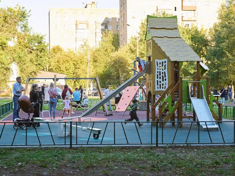 В большом дворе Чехова открыли новую зону отдыха с площадками и тренажерами