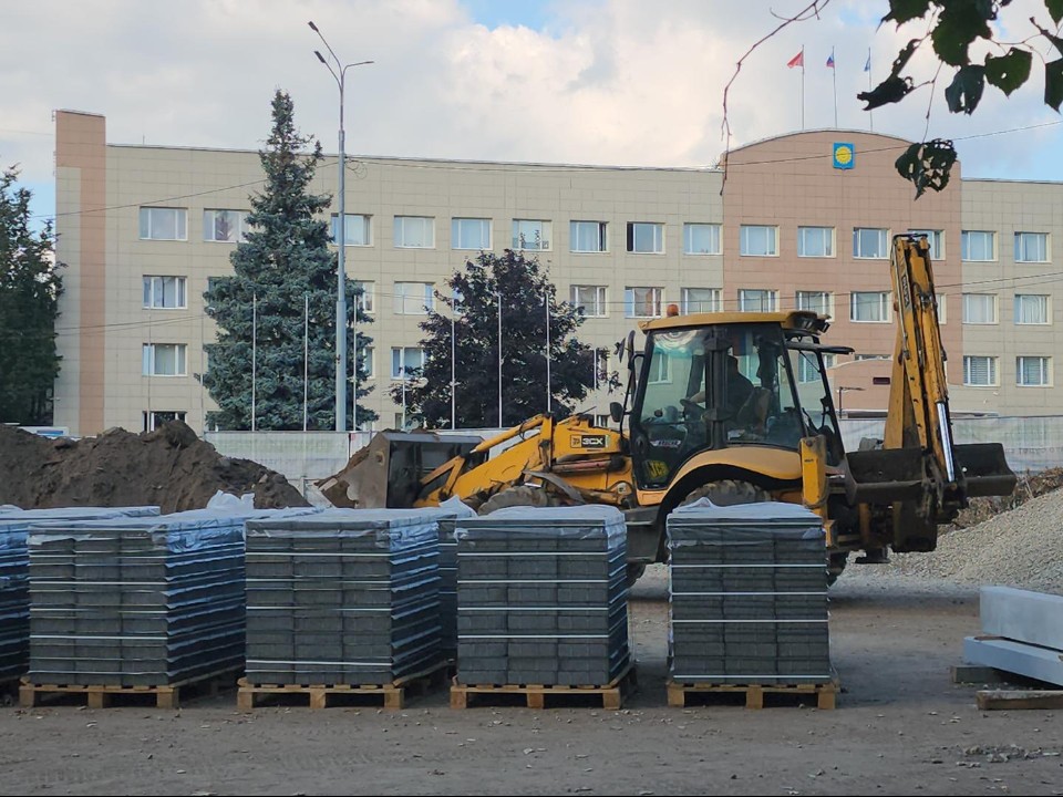 На Площади Революции начали укладывать новую пешеходную дорожку