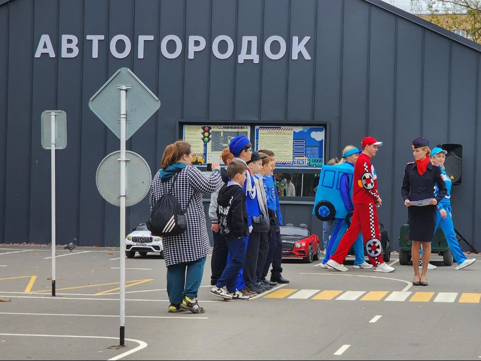 Школьников посвятили в пешеходы и научили безопасному поведению на дороге
