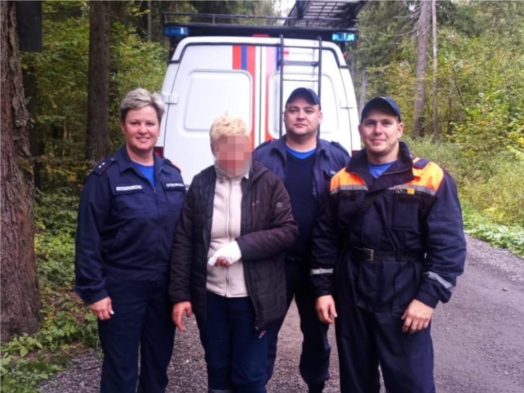 Спасатели разыскали женщину, заблудившуюся в лесу под Дмитровом