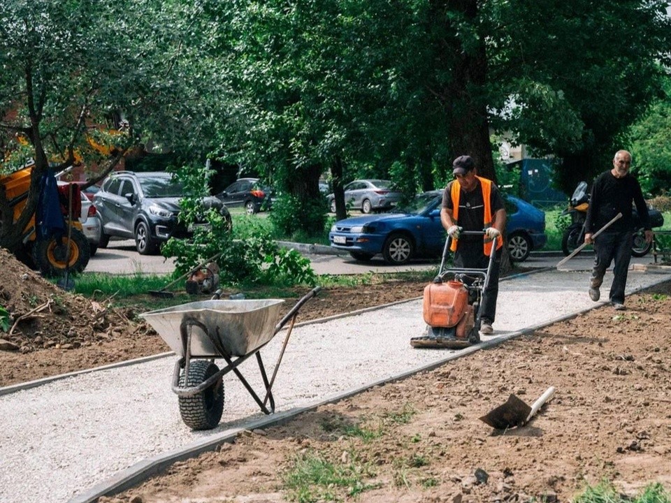 Народные тропы заасфальтировали в микрорайоне Западный