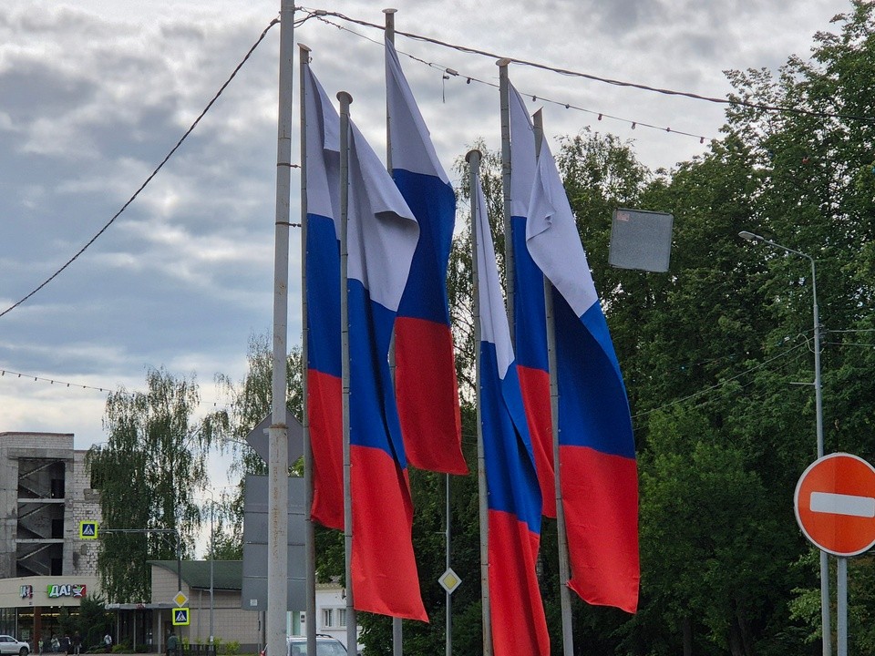 На улице Гагарина обновили российские флаги