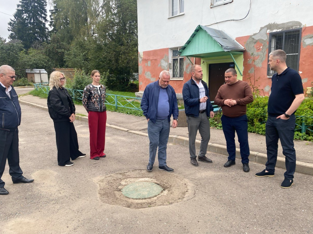 В поселке Отличник заменили опасный канализационный люк