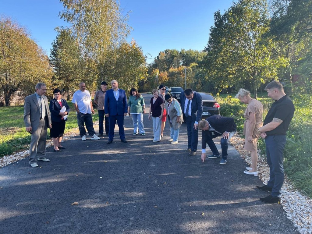 «Жители остались довольны»: в деревне Тростники приняли отремонтированную дорогу