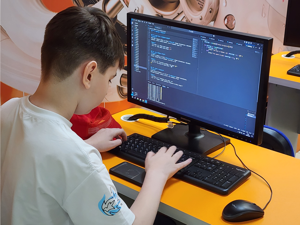 Юные программисты Реутова осваивают Python