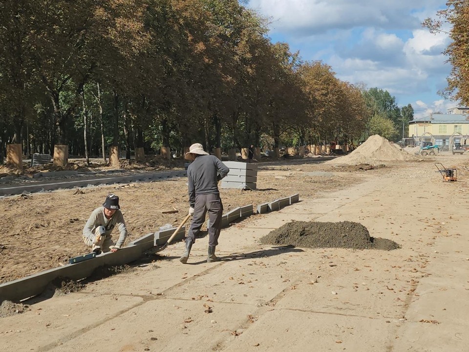 В парке «Питомник» строители укладывают плитку и бортовой камень на центральной аллее