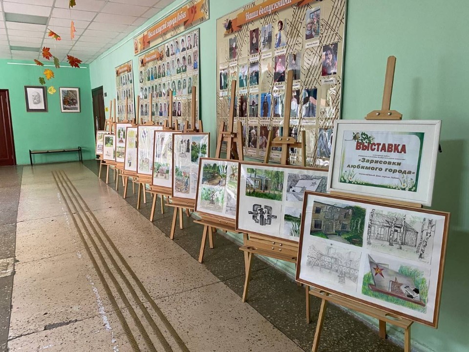 В детской школе искусств открылась выставка «Зарисовки любимого города»