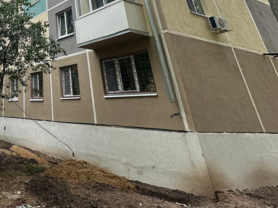 На Кирова обновили цоколь дома для защиты его от влаги и теплопотерь