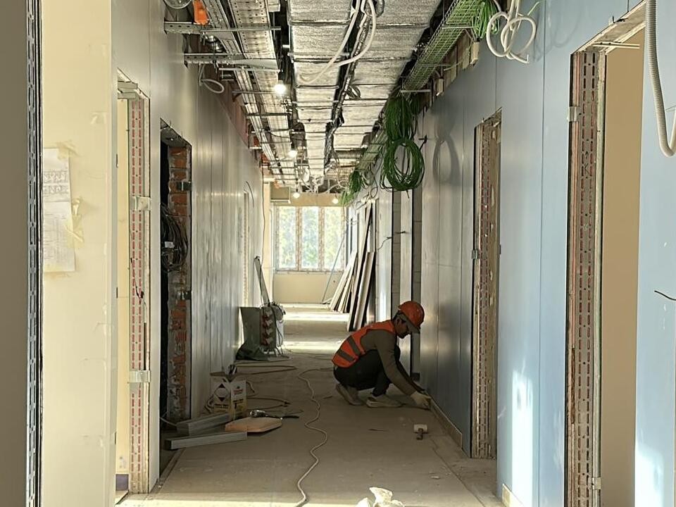 Готовность 85%: в Ивантеевке продолжается капитальный ремонт поликлиники № 9