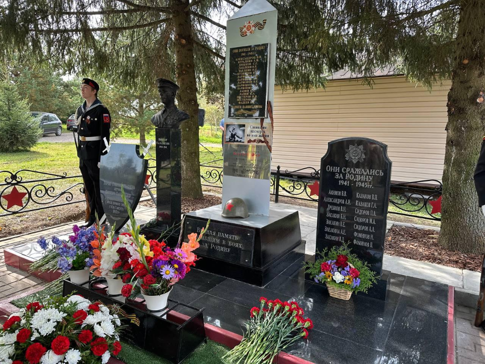 В деревне Мансурово открыли памятник легендарному летчику Виктору Талалихину
